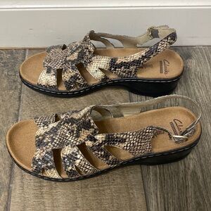 Clark’s lexi mari gold beige sandals size 9M.NWT